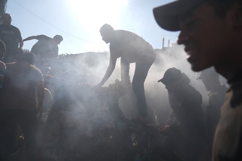 Palestinos tratan de reparar un vehículo dañado tras un bombardeo israelí en Ciudad Gaza el 19 de septiembre del 2026. (AP foto/Jehad Alshrafi)