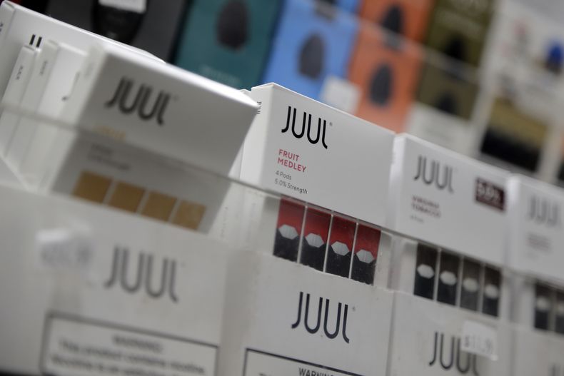 Productos de Juul se exhiben en una tienda de tabaco en Nueva York, el 20 de diciembre de 2018. (AP Foto/Seth Wenig, Archivo)