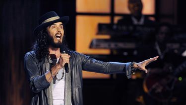 ARCHIVO - El comediante Russell Brand durante su presentación en Eddie Murphy: One Night Only en celebración a Murphy en el Saban Theater en Beverly Hills, California en una fotografía de archivo del 3 de noviembre de 2012. (Foto Chris Pizzello/Invision/AP, archivo)