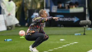 El técnico de Corea del Sur Jurgen Klinsmann durante un partido amistoso ante El Salvador, en Daejeon, el martes 20 de junio de 2023. (AP Foto/Ahn Young-joon)