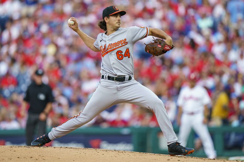 El abridor de los Orioles de Baltimore Dean Kremer lanza en la segunda entrada ante los Filis de Filadelfia el lunes 24 de julio del 2023. (AP Foto/Chris Szagola)