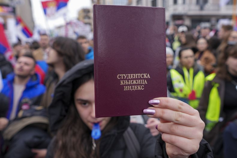 Una joven sujeta una libreta estudiantil durante una protesta en Nis, Serbia, el 1 de marzo del 2025. (AP foto/Darko Vojinovic)