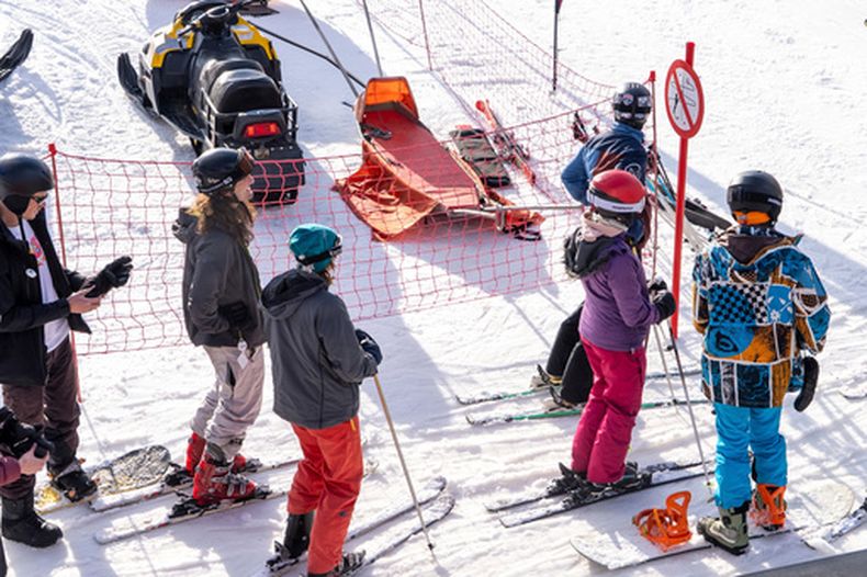 Un grupo de esquiadores se reúne en las pistas del Afriski Mountain Resort, el sábado 11 de julio de 2026, en Maluti, Lesoto. (AP Foto/Kayleen Morgan)