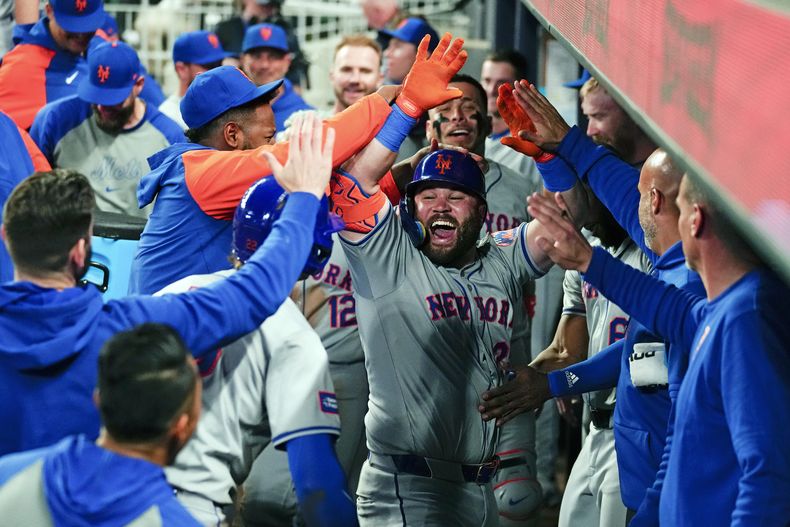 DJ Stewart (29), de los Mets de Nueva York, celebra su cuadrangular de dos carreras en la octava entrada del juego de béisbol en contra de los Bravos de Atlanta, el lunes 8 de abril de 2024, en Atlanta. (AP Foto/John Bazemore)