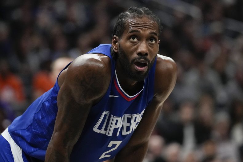 Kawhi Leonard, de los Clippers de Los Ángeles, hace una pausa en el partido del martes 12 de diciembre de 2023, ante los Kings de Sacramento (AP foto/Ashley Landis)