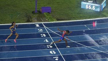 La cubana Zurian Hechavarría supera a la panameña Gianna Woodruff en la final de los 400 metros con vallas en los Juegos Centroamericanos y del Caribe en San Salvador, el martes 4 de julio de 2023 (AP Foto/Arnulfo Franco)