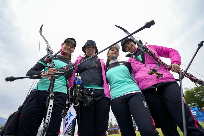 De izquierda a derecha, las mexicanas Angela Ruiz, Alejandra Valencia, Valentina Vázquez y Aida Román posan tras fijar un nuevo récord panamericano en la prueba de equipos recurvo del tiro con arco de los Juegos Panamericanos en Santiago, Chile, el miércoles 1 de noviembre de 2023. (AP Foto/Esteban Félix)