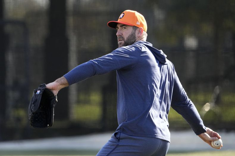 ARCHIVO - El lanzador de los Astros de Houston, Justin Verlander, lanza durante un entrenamiento de primavera de béisbol el 14 de febrero de 2024, en West Palm Beach, Florida. Verlander fue programado para hacer su segunda apertura de rehabilitación para Doble-A Corpus Christi el sábado 13 de abril por la noche. El tres veces ganador del premio Cy Young abrió la temporada en la lista de lesionados con inflamación en el hombro derecho. (AP Foto/Jeff Roberson, Archivo)