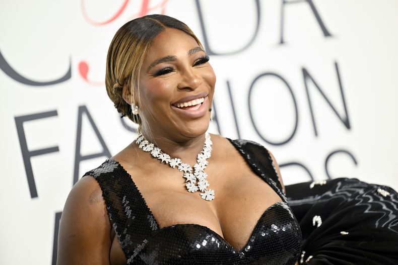 Serena Williams llega a los premios de moda CFDA en el Museo Estadounidense de Historia Natural el lunes 6 de noviembre de 2023, en Nueva York. (Foto Evan Agostini/Invision/AP)