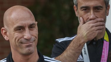 En esta imagen de archivo, el entonces presidente de la Federación Española de Fútbol, Luis Rubiales (izquierda), junto al entonces seleccionador femenino, Jorge Vilda, durante la recepción a las campeonas de la Copa del Mundo en el Palacio de La Moncloa, en Madrid, el 22 de agosto de 2023. (AP Foto/Manu Fernández, archivo)