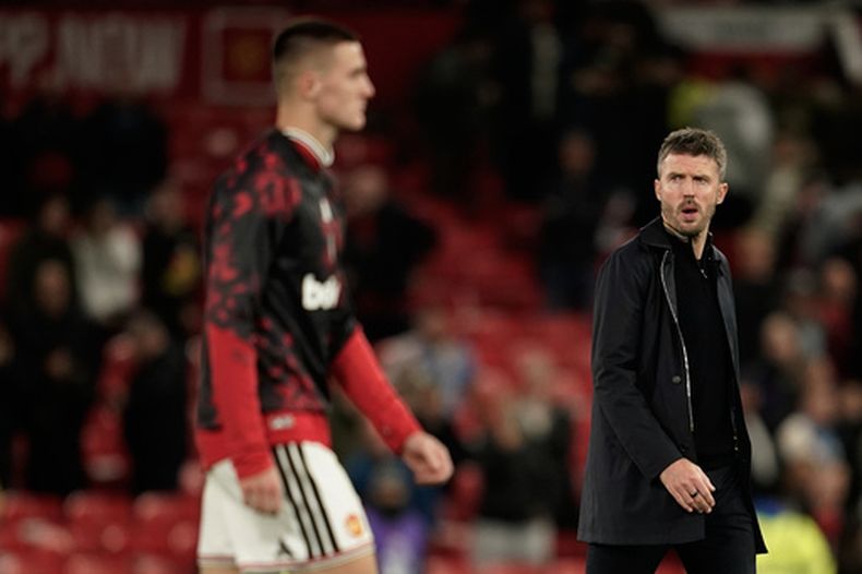 El técnico del Manchester United Michael Carrick (derecha) tras el partido contr Brighton en la Copa de la Liga inglesa, el miércoles 16 de septiembre de 2026, en Manchester. (AP Foto/Dave Thompson)