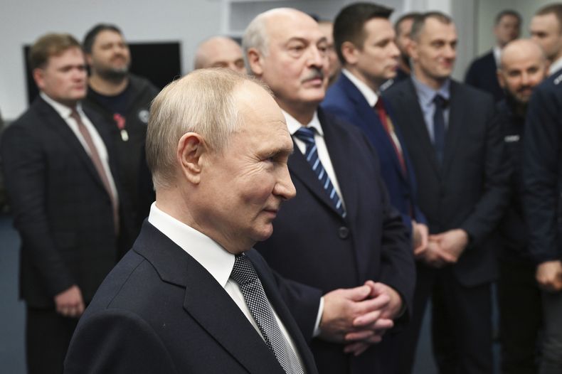 El presidente de Rusia, Vladímir Putin, a la izquierda, y el presidente de Bielorrusia, Alexander Lukashenko, en el centro, visitan el complejo deportivo y de conciertos SKA Arena en San Petersburgo, Rusia, el domingo 28 de enero de 2024. (Pavel Bednyakov, Sputnik, Kremlin Pool Foto via AP)