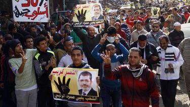 americateve | Partidarios del derrocado presidente egipcio Mohamed Morsi se manifiestan en El Cairo, Egipto, el viernes 7 de febrero del 2014. (Foto AP/Diario El Shorouk, Ahmed Abdel Fattah)