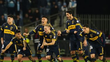 Los jugadores de Boca Juniors festejan luego de vencer a OHiggins mediante una tanda de penales en la Copa Sudamericana, el jueves 30 de julio de 2026 (AP Foto/Esteban Felix)