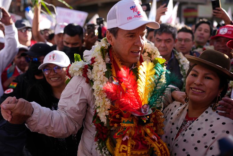 El candidato presidencial boliviano Jorge Tuto Quiroga hace campaña antes de la segunda vuelta electoral en El Alto, Bolivia, el viernes 12 de septiembre de 2025. (Foto AP/Juan Karita)