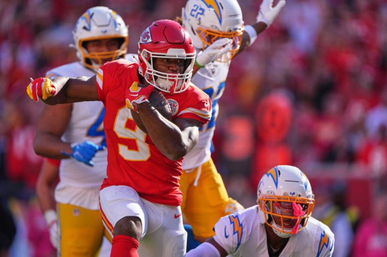 El running back de los Chiefs de Kansas City, Kenneth Walker III consigue un touchdown en la primera mitad del partido ante los Chargers de Los Ángeles, el domingo 18 de octubre de 2026, en Kansas City. (AP Foto/Charlie Riedel)