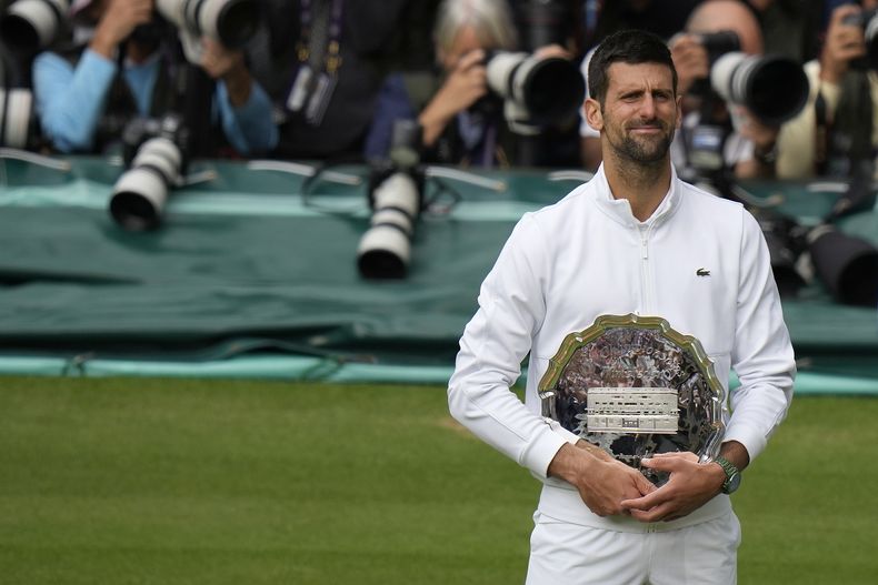 Novak Djokovic posa con el trofeo de subcampeón de Wimbledon, en Londres, el domingo 16 de julio de 2023. (AP Foto/Alastair Grant)