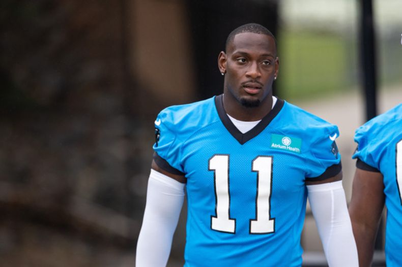 Nic Scourton, linebacker de los Panthers de Carolina, ingresa en el campo de entrenamiento el jueves 23 de julio de 2026, en Charlotte (AP Foto/Scott Kinser)