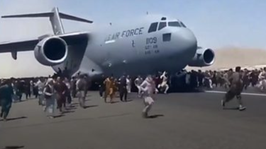 drama en afganistan: intentaron viajar como polizones para huir de los talibanes y cayeron desde el aire