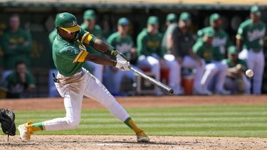 Esteury Ruiz pega el sencillo del gane para los Atléticos de Oakland en triunfo sobre los Rojos de Cincinnati, el domingo 30 de abril de 2023, en Oakland, California. (AP Foto/Godofredo A. Vásquez)