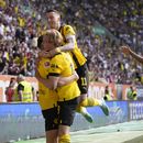 Jugadores del Borussia Dortmund celebran el gol de Julian Brandt ante el Augsburg en la Bundesliga el domingo 21 de mayo del 2023. (AP Foto/Matthias Schrader)