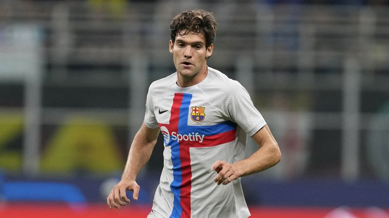 ARCHIVO - Foto del 4 de octubre del 2022, el defensa del Barcelona Marcos Alonso controla el balón en el encuentro de la Liga de Campeones ante el Inter de Milán. El domingo 31 de diciembre del 2023, Alonso se someterá a una cirugía de espalda. (AP Foto/Antonio Calanni, Archivo)