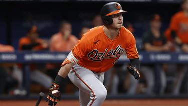 Ryan OHearn, de los Orioles de Baltimore, conecta un sencillo productor ante los Rays de Tampa Bay, el sábado 22 de julio de 2023 (AP Foto/Scott Audette)