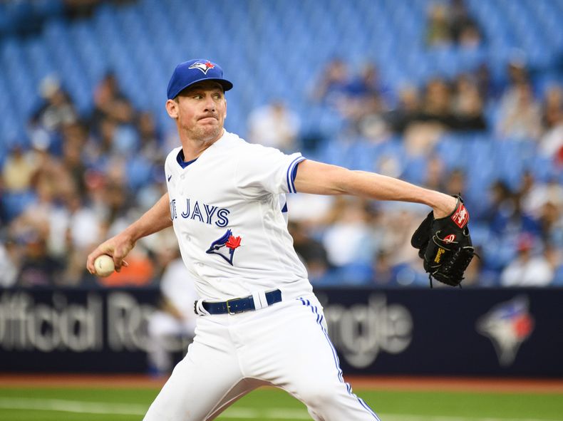 Chris Bassitt, abridor de los Azulejos de Toronto, hace un lanzamiento ante los Bravos de Atlanta durante el juego del viernes 12 de mayo de 2023 (Christopher Katsarov/The Canadian Press via AP)