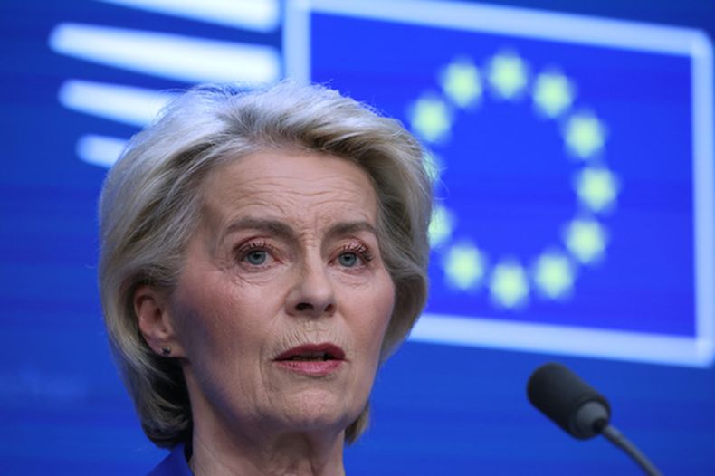 La presidenta de la Comisión Europea, Ursula von der Leyen, habla en una conferencia de prensa en la conclusión de la cumbre de la UE en Bruselas, el viernes 16 de octubre de 2026. (AP Foto/Omar Havana)