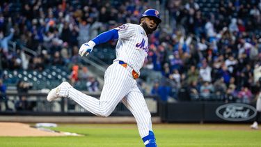 ARCHIVO - Luis Robert Jr., de los Mets de Nueva York recorre las bases después de un jonrón solitario durante la primera entrada del juego de béisbol de Grandes Ligas contra los Diamondbacks de Arizona, el 9 de abril de 2026, en Nueva York. (AP Foto/Angelina Katsanis, Archivo)