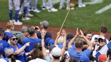 Los fanáticos de los Cachorros de Chicago celebran tras la victoria 8-3 ante los Piratas de Pittsburgh, el miércoles 21 de junio de 2023. (AP Foto/Gene J. Puskar)