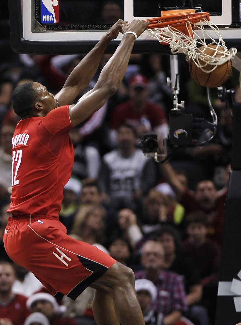 Dwight Howard, de los Rockets de Houston, clava el bal&oacute;n en la primera mitad del juego de NBA frente a los Spurs de San Antonio el mi&eacute;rcoles 25 de diciembre de 2013, en San Antonio, Texas. (Foto AP/Darren Abate)