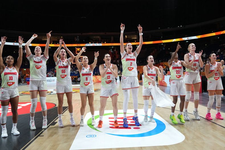 Las jugadoras de HUngría celebran al vencer a Japón para clasificar a los cuartos de final del Mundial de baloncesto femenino el martes 8 de septiembre del 2026. (AP Foto/Ebrahim Noroozi)