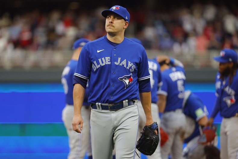 ARCHIVO - Foto del 4 de octubre del 2023, el lanzador de los Azulejos de Toronto Erik Swanson camina al dugout en un cambio de pitcher en el juego 2 de la serie de comodín de la Liga Americana ante Mellizos de Minnesota. El martes 27 de febrero del 2024, Swanson deja las instalaciones del equipa para estar con su hijo de 4 años, quien fue atropellado el domingo. (AP Foto/Bruce Kluckhohn, Archivo)