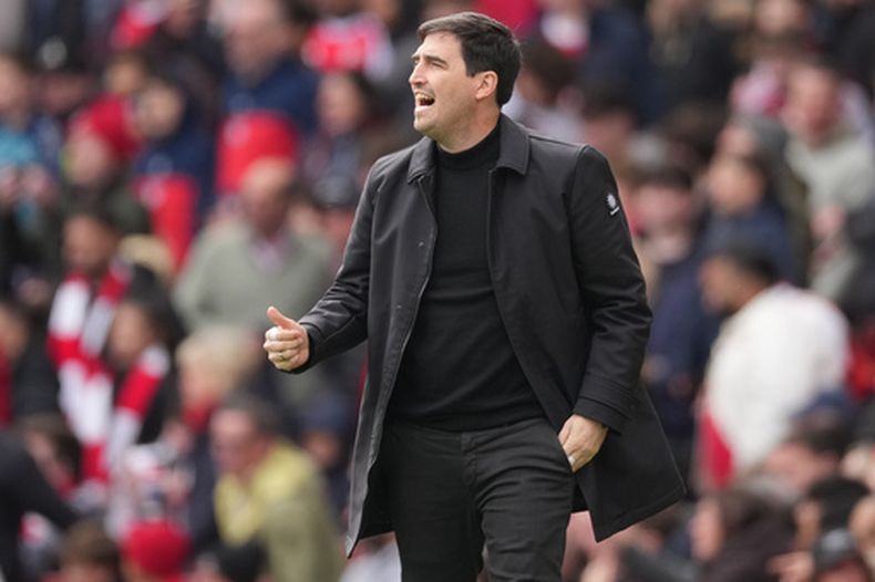 El técnico de Bournemout, Andoni Iraola, durante el partido contra Arsenal en la Liga Premier, el sábado 11 de abril de 2026, en Londres. (AP Photo/Dave Shopland)