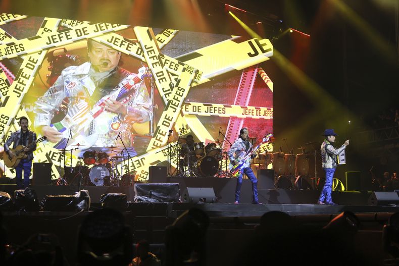 La banda mexicana Los Tigres del Norte durante su presentación en el festival Arre en la Ciudad de México el 7 de septiembre de 2024. (Foto AP/Ginnette Riquelme)