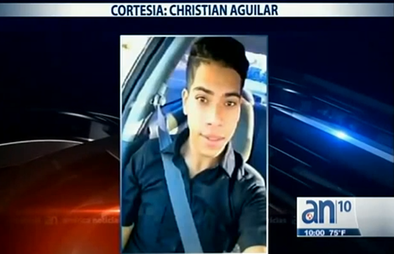 El auto con la marca de la bala continúa esta noche casi en el mismo sitio donde ocurrió el tiroteo mientras esta noche teníamos acceso a estas imágenes del joven baleado donde se observa el codo izquierdo herido y un lateral del estómago.