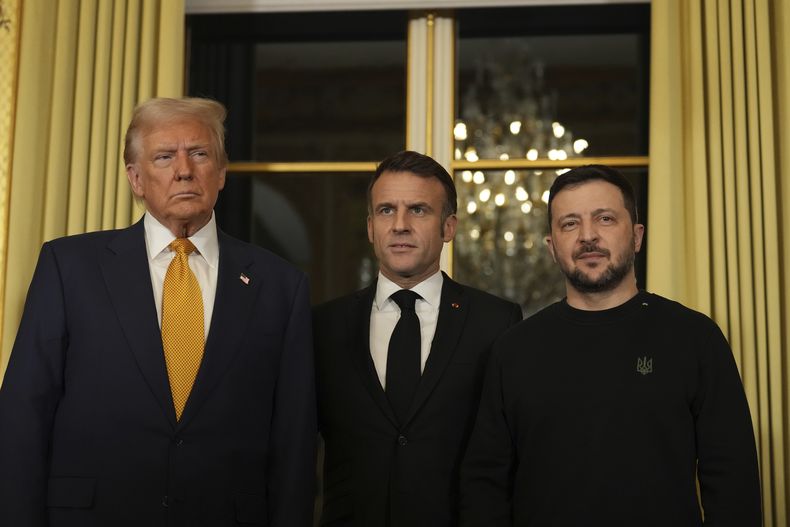 El presidente de Francia Emmanuel Macron, al centro, acompañado del presidente entrante de Estados Unidos, Donald Trump, a la izquierda, y el mandatario ucraniano Volodymyr Zelenskyy, el sábado 7 de diciembre de 2024, en París. (AP Foto/Aurelien Morissard)