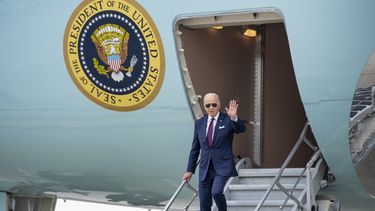 El presidente Joe Biden llega al Aeropuerto Internacional John F. Kennedy, el jueves 29 de junio de 2023, en Nueva York. (AP Foto/Andrew Harnik)