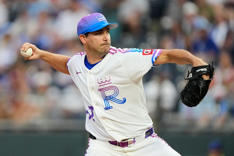 El lanzador abridor de los Reales de Kansas City, Seth Lugo, lanza durante la primera entrada de un partido de béisbol contra los Cardenales de San Luis, el viernes 19 de junio de 2026, en Kansas City, Misuri. (Foto AP/Charlie Riedel)