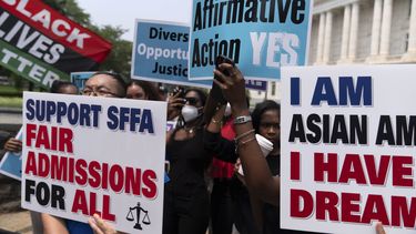 Un grupo de personas se manifiestan el jueves 29 de junio de 2023 frente a la Corte Suprema, en Washington, después de que el máximo tribunal eliminara la acción afirmativa de las admisiones universitarias, señalando que la raza no puede ser un factor para determinar el ingreso de los alumnos. (AP Foto/José Luis Magaña, archivo)