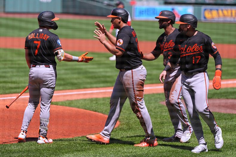 Los jugadores de los Orioles de Baltimore celebran durante una primera entrada de seis carreras en un partido de béisbol contra los Medias Rojas de Boston, el jueves 4 de junio de 2026, en Boston. (Foto AP/Charles Krupa)