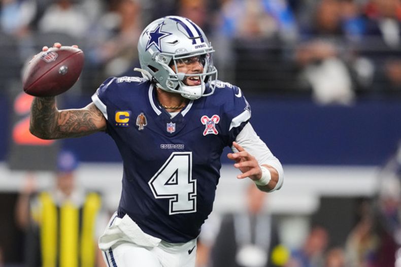 Dak Prescott (4), quarterback de los Cowboys de Dallas, se prepara para lanzar un pase durante la primera mitad del partido de la NFL en contra de los Chargers de Los Ángeles, el domingo 21 de diciembre de 2025, en Arlington, Texas. (AP Foto/Julio Cortez)