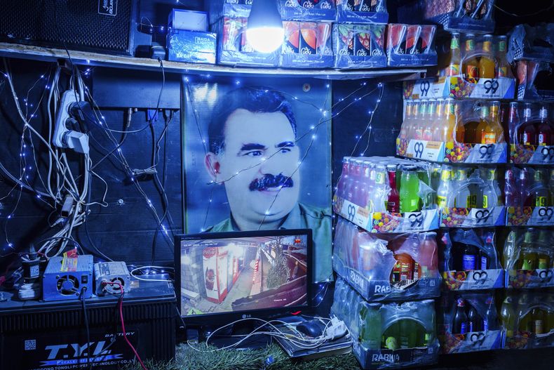 Una imagen de Abdullah Ocalan, el encarcelado líder del Partido de los Trabajadores del Kurdistán, o PKK, que está ilegalizado en Turquía, vista en una tienda en la ciudad de Qamishli, en el norte de Siria, que está controlada por las Fuerzas Democráticas de Siria -- controladas por kurdos y respaldadas por EEUU --, el 26 de enero de 2025. (AP Foto/Bernat Armangue)
