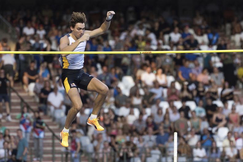 Armand Duplantis de Suecia compite durante el evento de Salto con Pértiga en el evento de atletismo Memorial Van Damme de la Liga Diamante, en el estadio Rey Balduino, en Bruselas, Bélgica. Viernes 8 de septiembre de 2023. (AP Foto/Geert Vanden Wijngaert)