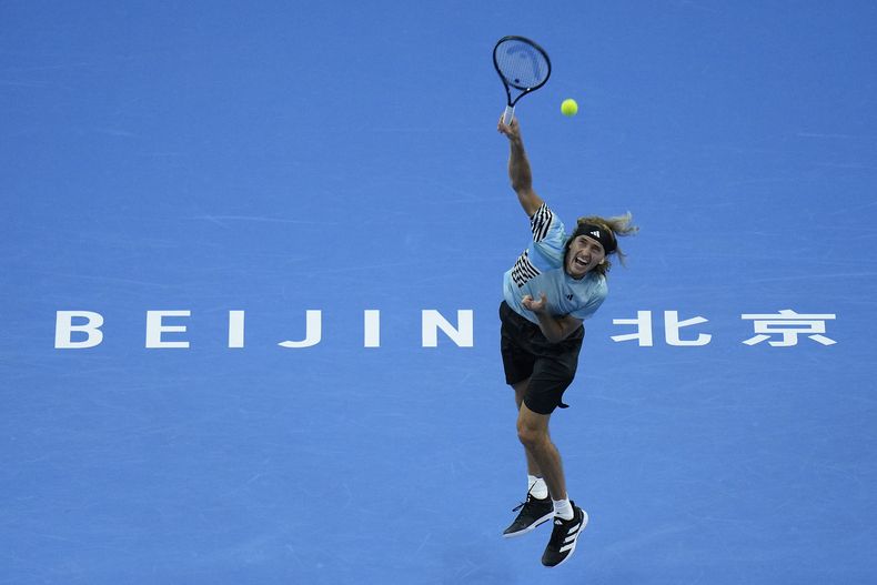 Alexander Zverev, de Alemania, saca en su partido en contra de Daniil Medvedev, de Rusia, en las semifinales del torneo de tenis Abierto de China, en la Diamond Court en Beijing, el martes 3 de octubre de 2023. (AP Foto/Andy Wong)
