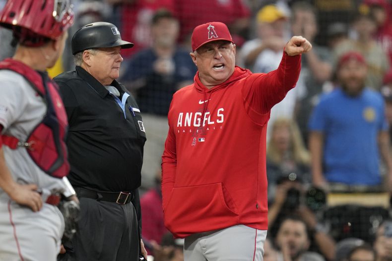 En foto del 5 de julio del 2023, el mánager de los Angelinos de Los Ángeles Phil Nevin discute con el umpire Jerry Lane en el juego ante los Padres de San Diego. (AP Foto/Gregory Bull)