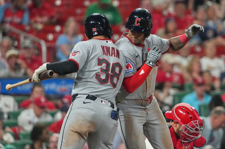 Brayan Rocchio, derecha, de los Guardianes de Cleveland, es felicitado por su compañero de equipo Steven Kwan (38) después de batear jonrón de dos carreras durante la sexta entrada del juego de béisbol en contra de los Cardenales de San Luis, el lunes 13 de abril de 2026, en San Luis. (AP Foto/Jeff Roberson)