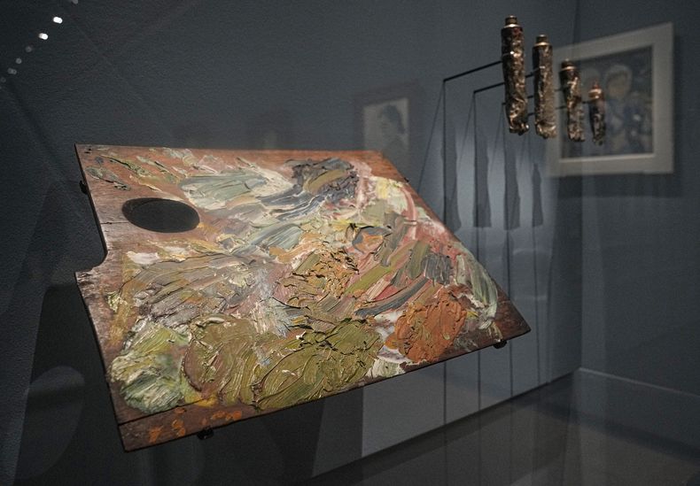 La paleta de Vincent Van Gogh para el cuadro Marguerite Gachet al piano, 1890, se exhibe en la exposición Van Gogh en Auvers-sur-Oise: Los últimos meses en el Museo de Orsay en París, el viernes. , 29 de septiembre de 2023. La exposición se abre al público del 3 de octubre de 2023 al 4 de febrero de 2024. Se centra en los dos meses previos a su muerte a los 37 años el 29 de julio de 1890. (Foto AP/Michel Euler)