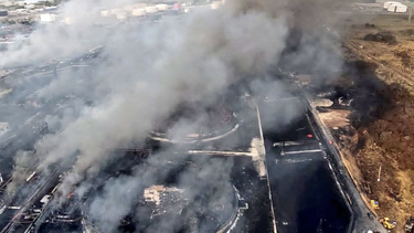 progresa la extincion del grave incendio industrial en la base de supertanqueros de matanzas